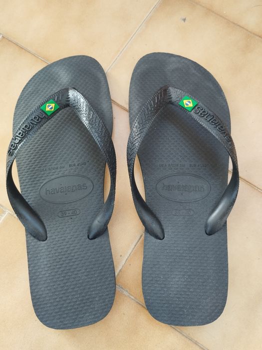 Chinelos havaianas preto com bandeira do Brasil.