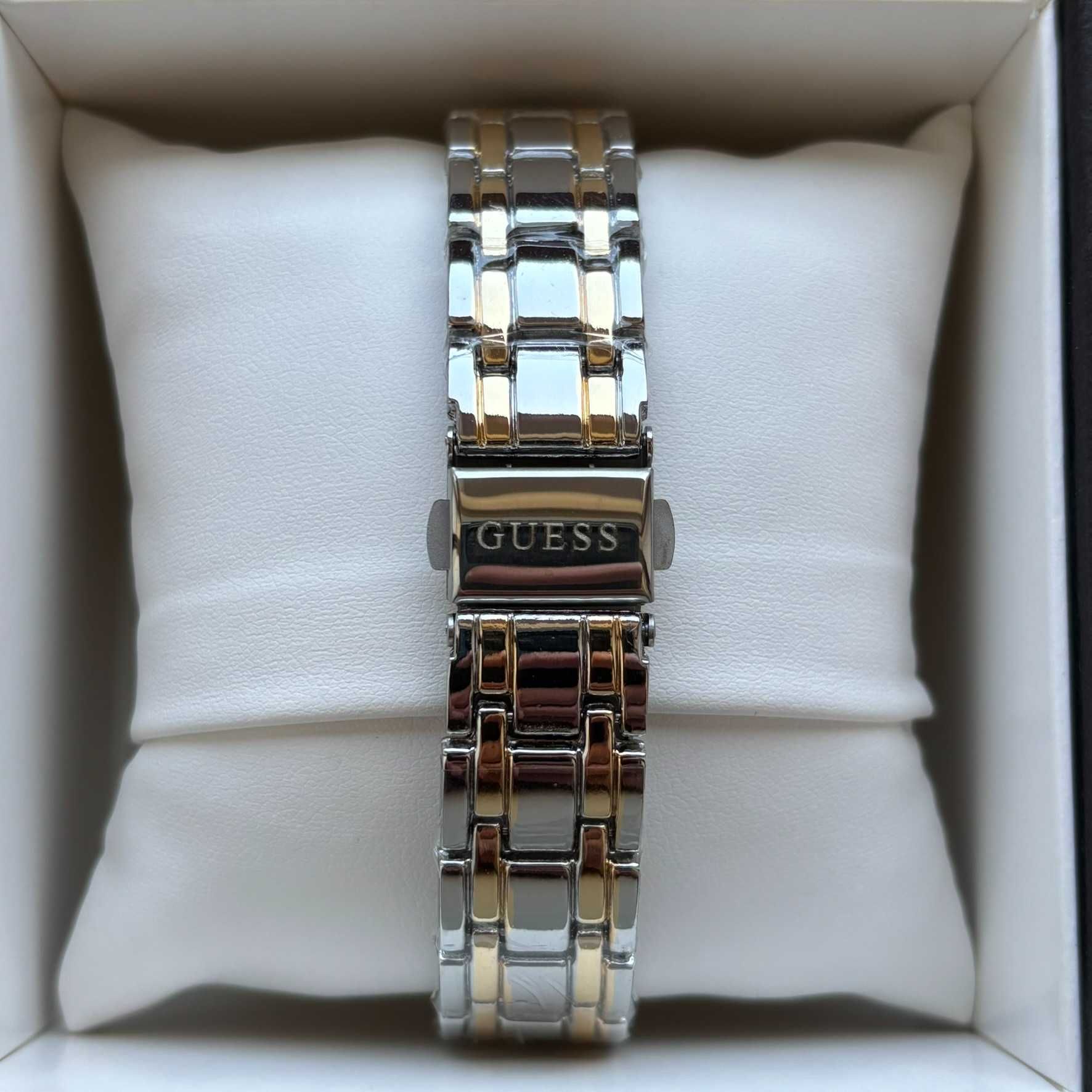 Жіночий годинник на браслеті Guess комбінованого кольору