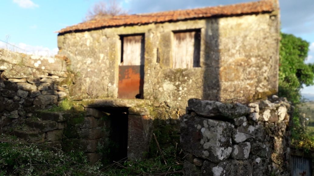 Terreno com 2 casas em pedra