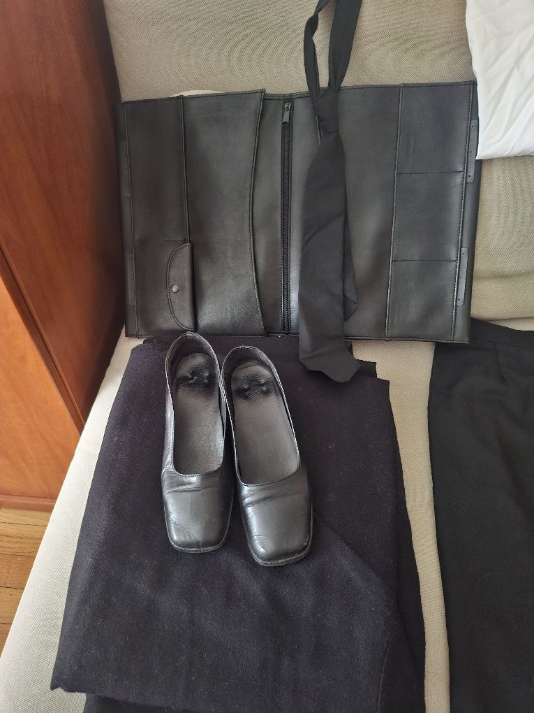 Traje académico como novo