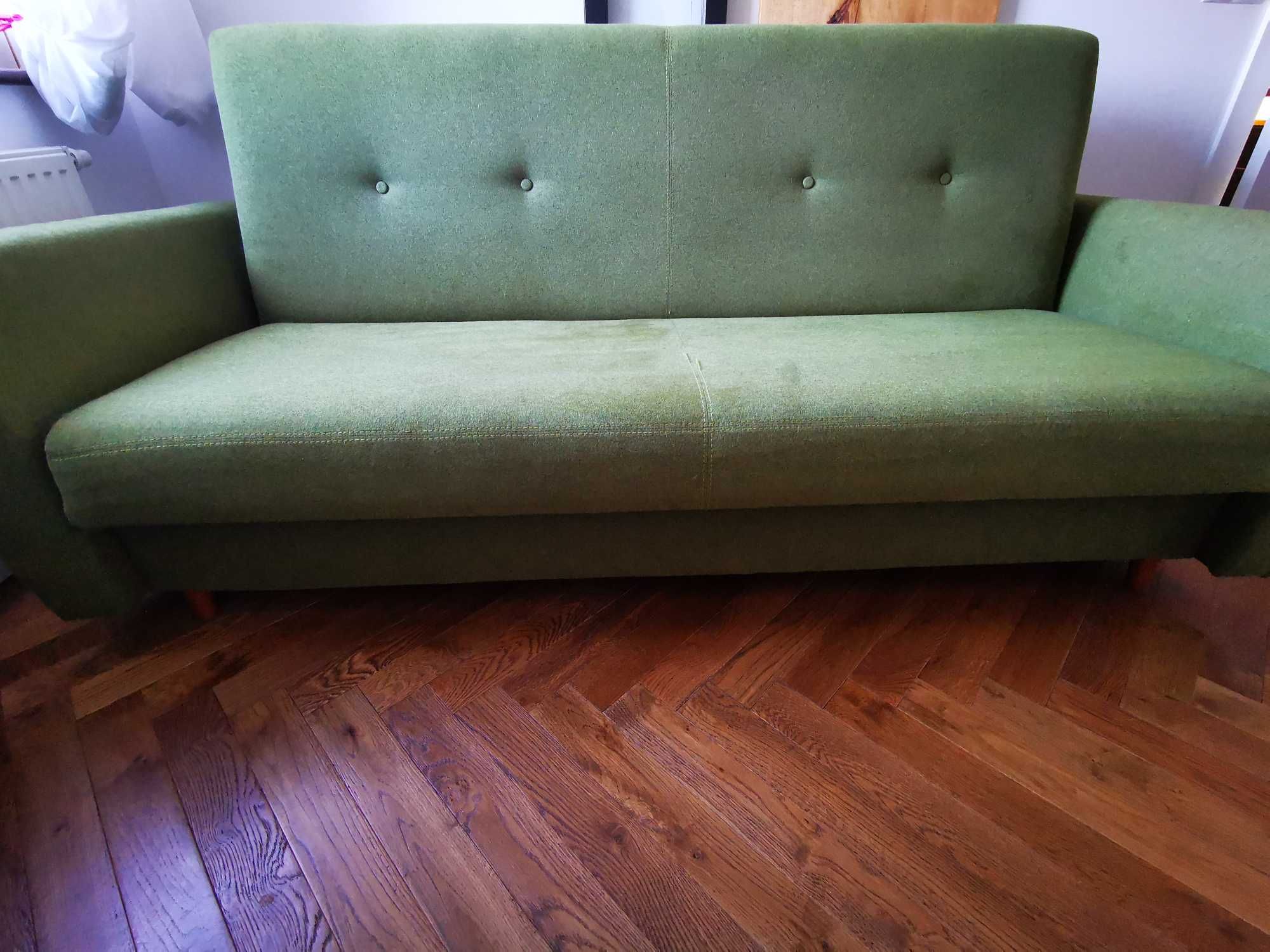 Zielona sofa z funkcją spania.