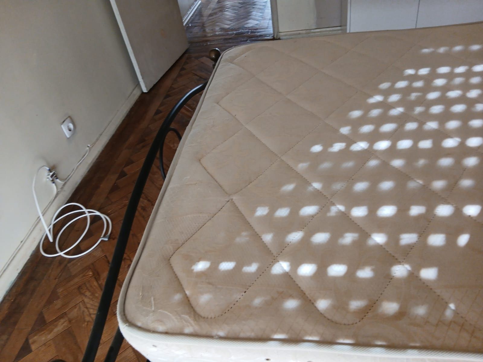 Cama de casal usada