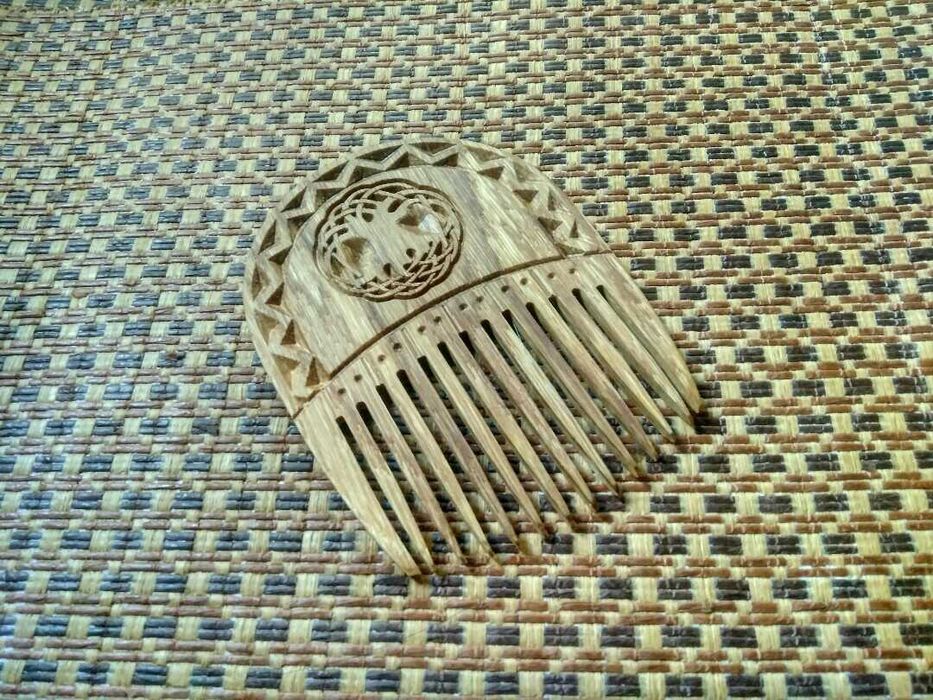 Деревянный обережный гребень для волос