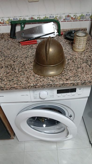 Capacete antigo em cobre