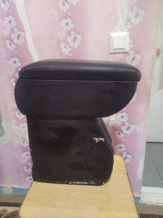 Подлокотник в машину