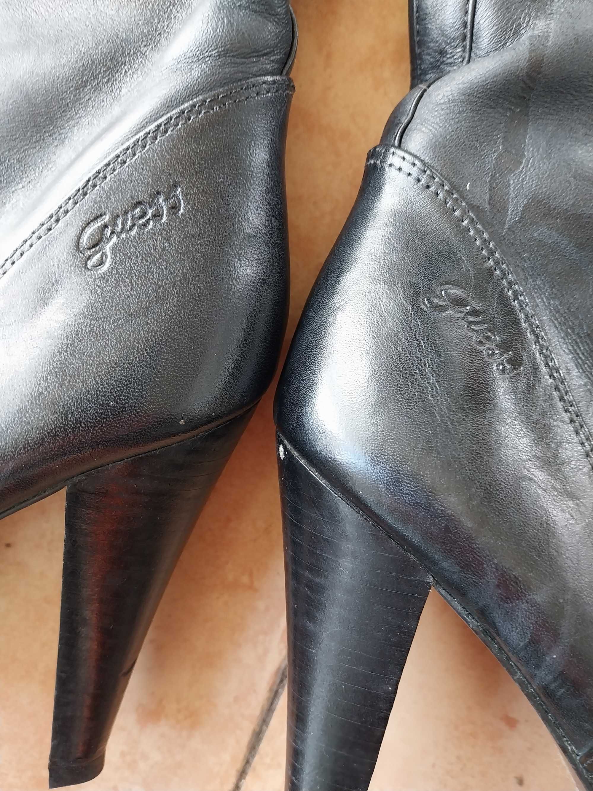 Botas pretas da Gess tamanho verdadeiro