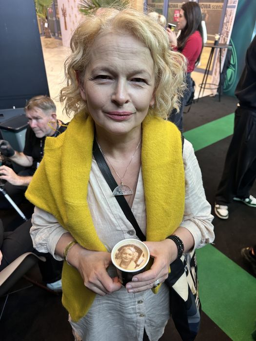 Twoje lofo firmy lub dowolna grafika zdjecie  na kawie