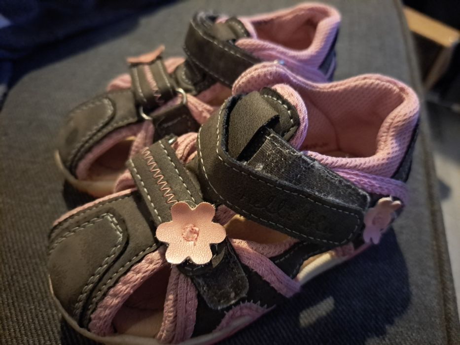 Sprzedam sandałki dziewczęce rozm 23
Pluto,
Kubuś Puchatek,
Królik,