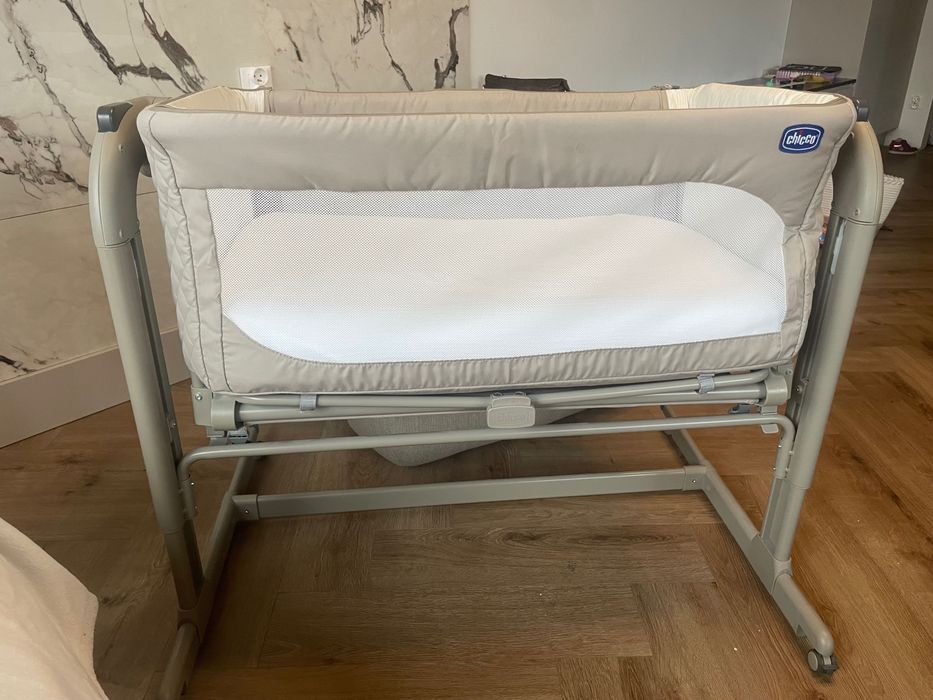 Łóżeczko Chico Next to me magic + materac + podkład + przescieradla