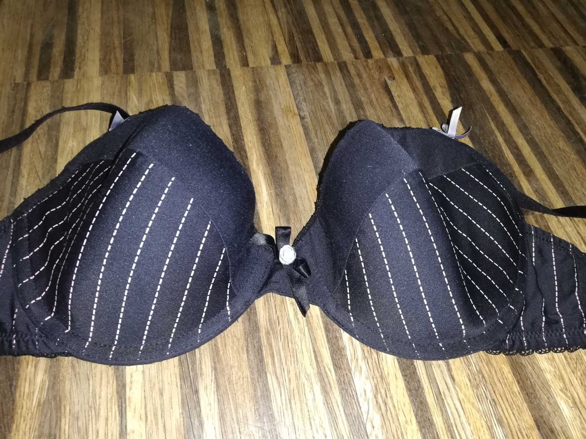 Czarny stanik/biustonosz push up C&A w rozm. 80B