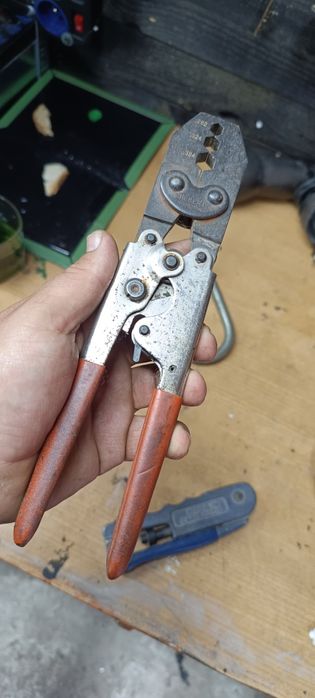 Zaciskarka kolektorów tv satelitarnych