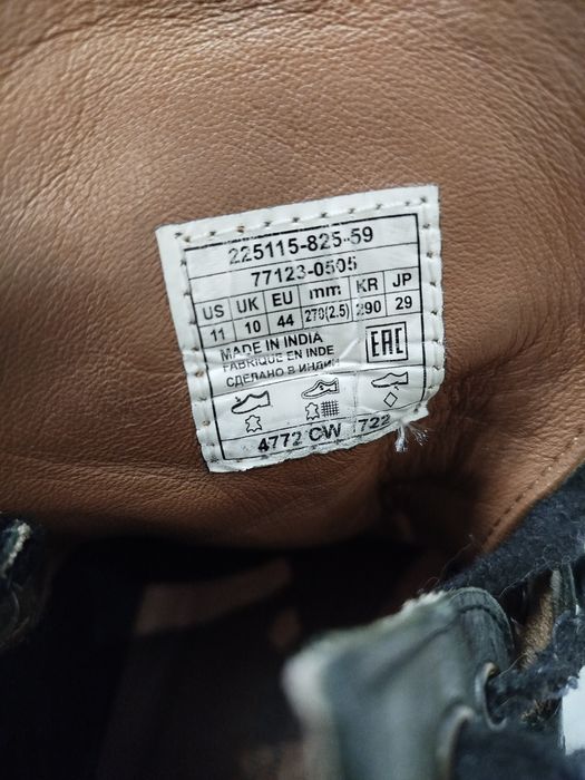 Чоловічі черевики боти від Levi's.