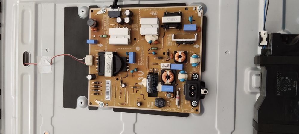 Vendo Smartv LG 43UJ630V para peçsas