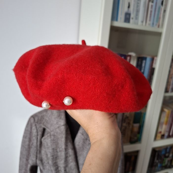 Nowy beret z ozdobnymi perełkami