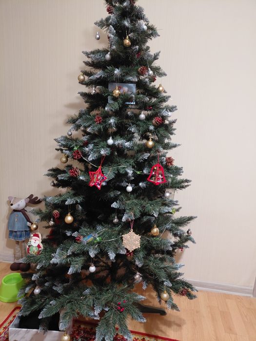 Ялинка новорічна з шишками