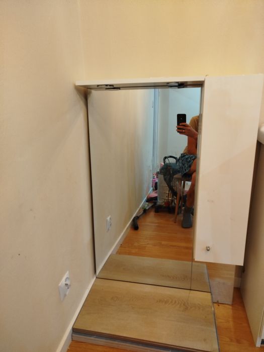 Szafka z umywalką i lustrem