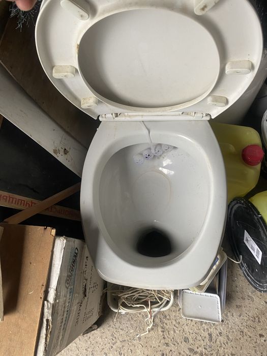 Унітаз б/у з кришкою