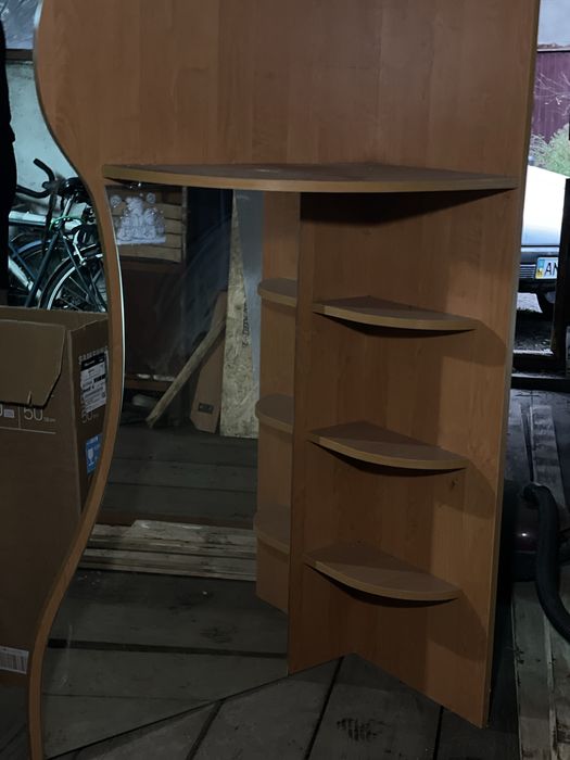 Дзеркало з полицями