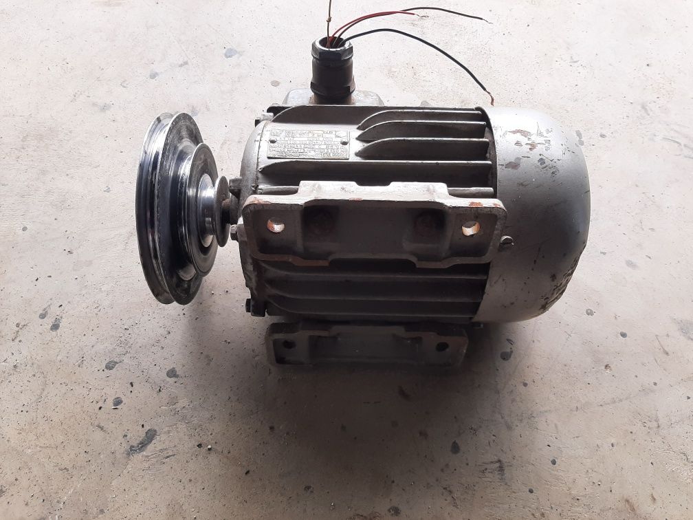 Silnik elektryczny 1,1 kw 2870 z kołem pasowym na 3 paski