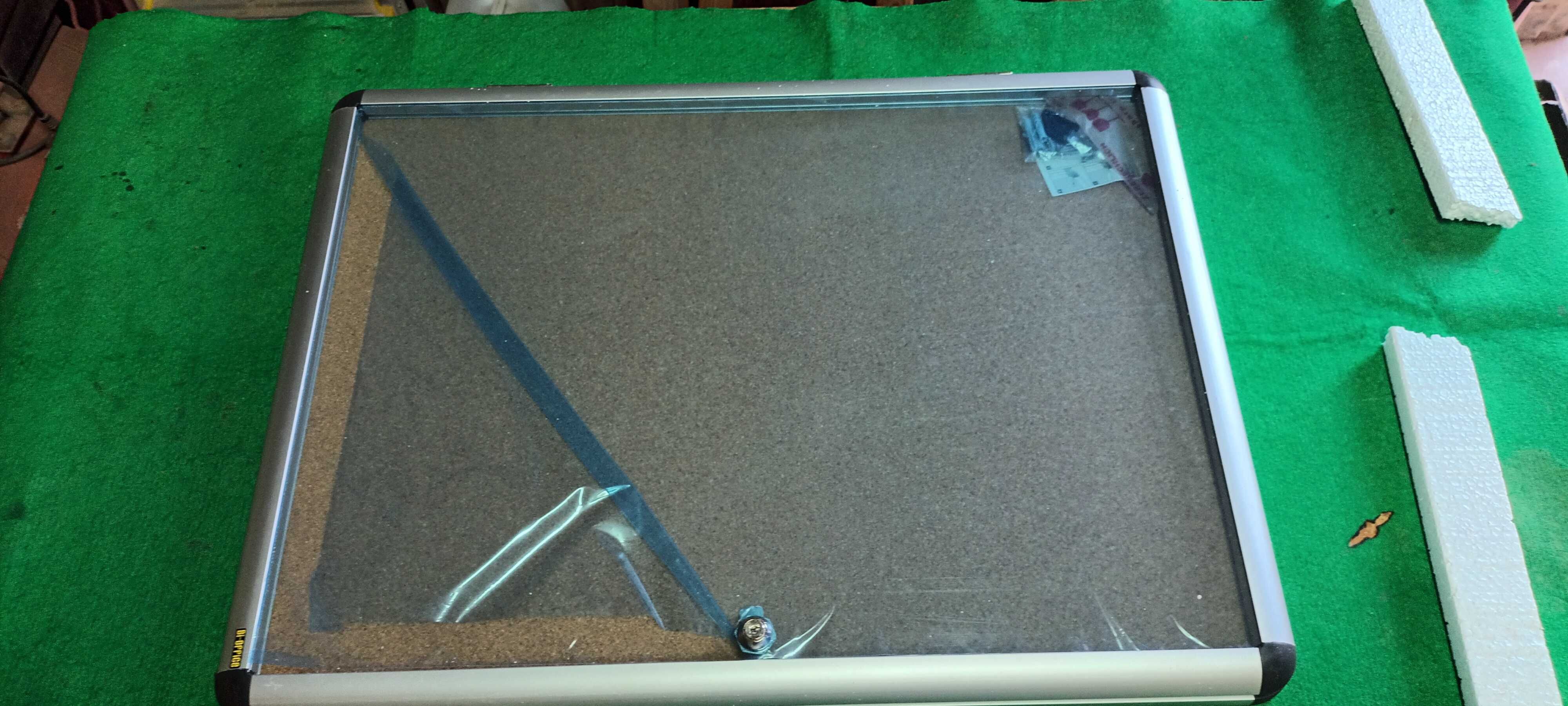 Quadro de aviso de condomínio com porta e fechadura