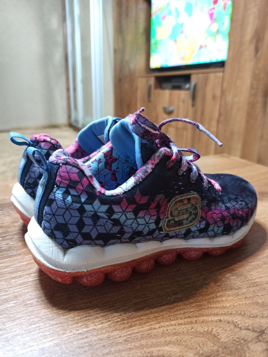 Кросівки Sketchers для дівчинки, довжина устілки 19 см