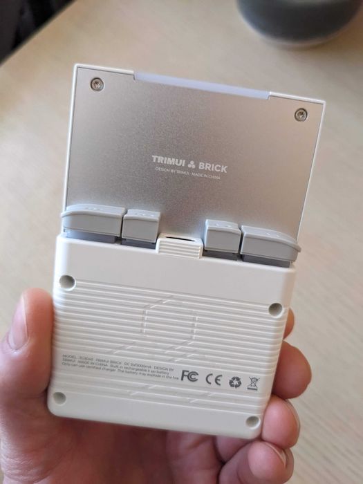 Портативна консоль Trimui Brick