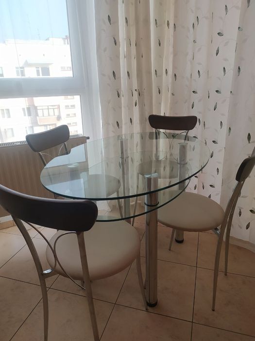 Повний кухонний набір зі скляними столом та 4 стільцями.