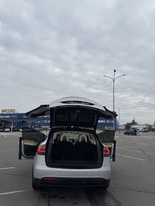 Тесла модел Х 90D максимальная комплектация 3 рядная