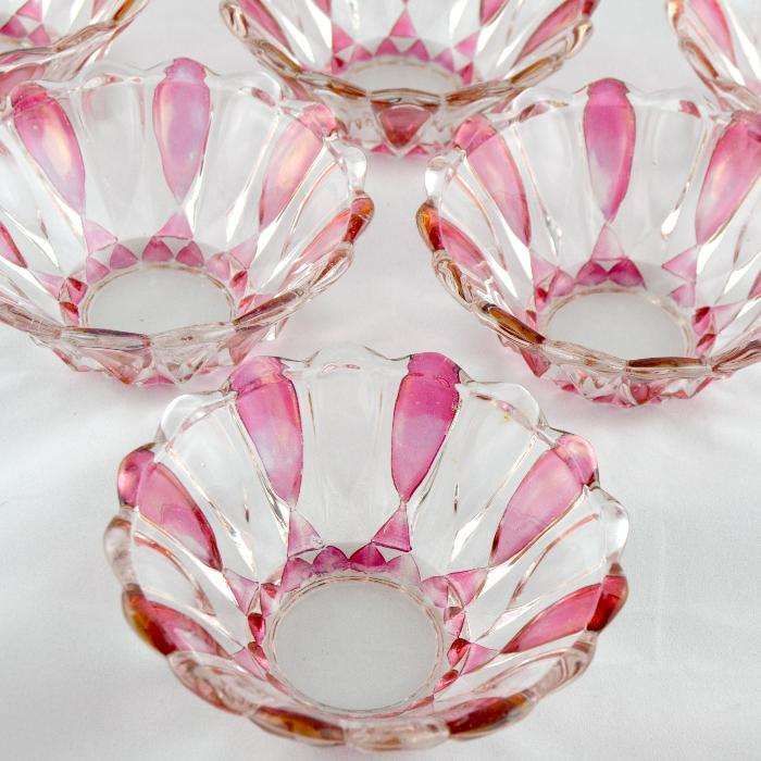 6 taças em vidro incolor e vermelho, tipo cristal “Saint Lambert”