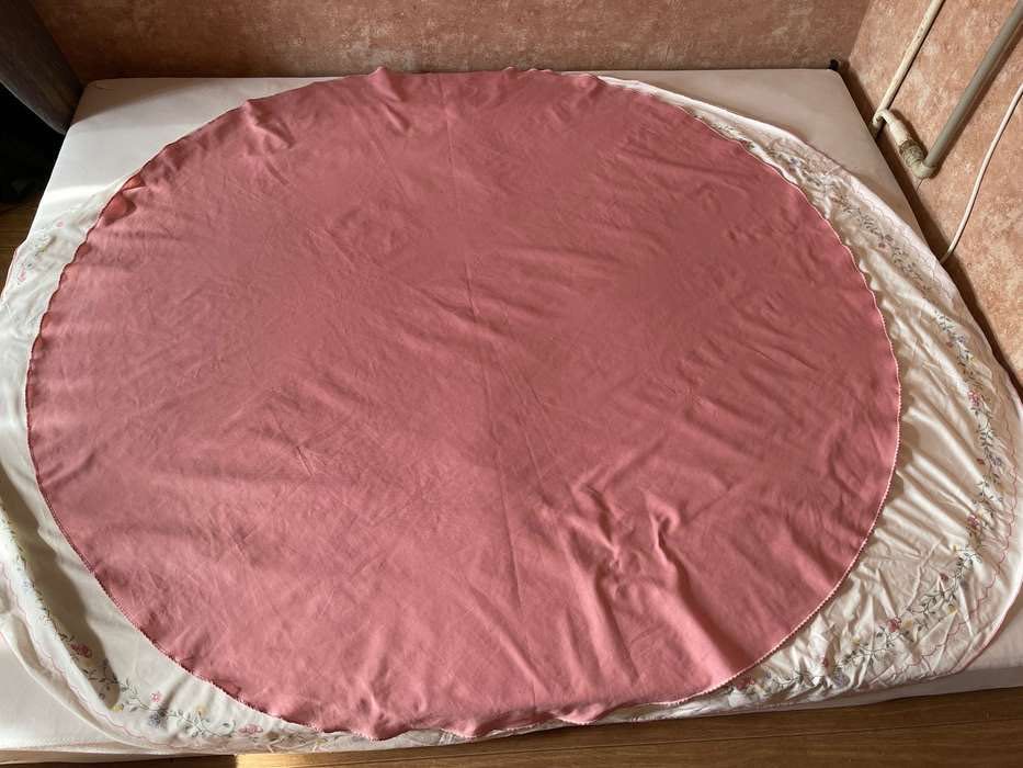 Кругла скатертина красивого рожевого кольору. Розмір довжина 170 см.
