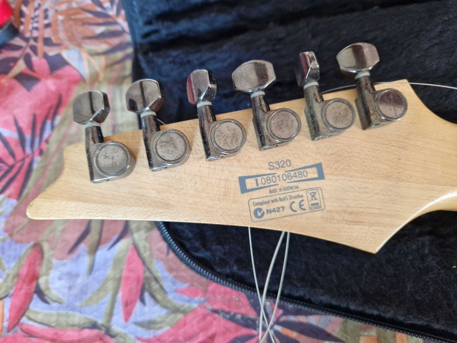 Gitara elektryczna Ibanez S320 slim (cienka deska) bardzo wygodna