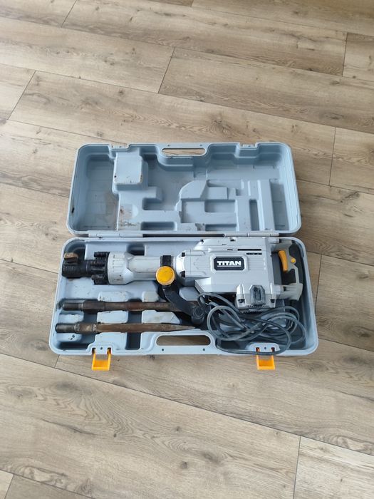Młot wyburzeniowych Titan 1700wat, 50j, rok 2023, 2 dłuta