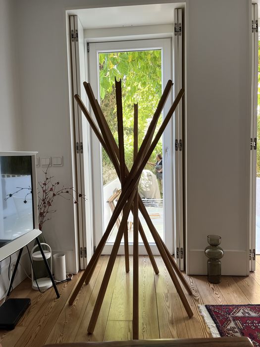 Bengaleiro Sciangai em carvalho maciço da Zanotta.