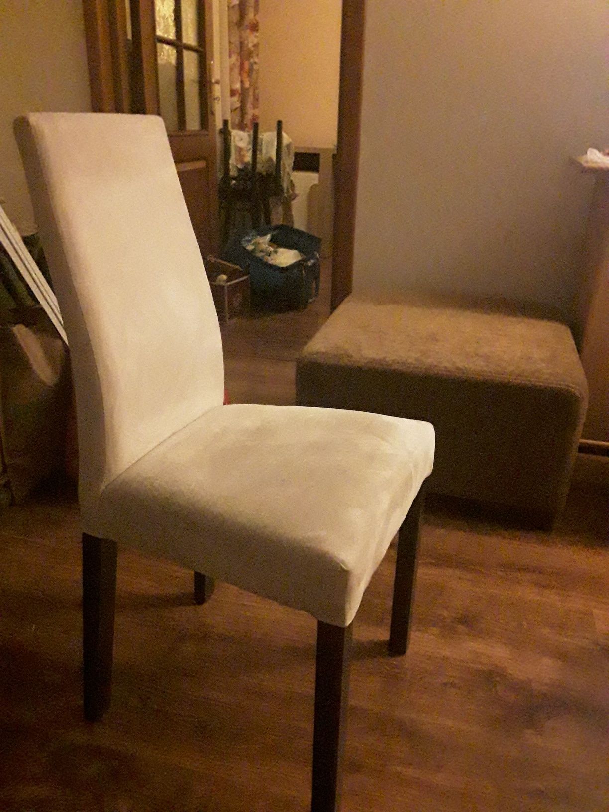 Cztery krzesła materiałowe