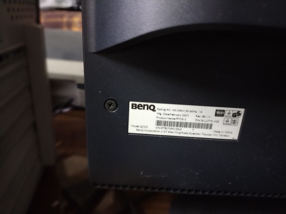 Komputer z monitorem i klawiatura