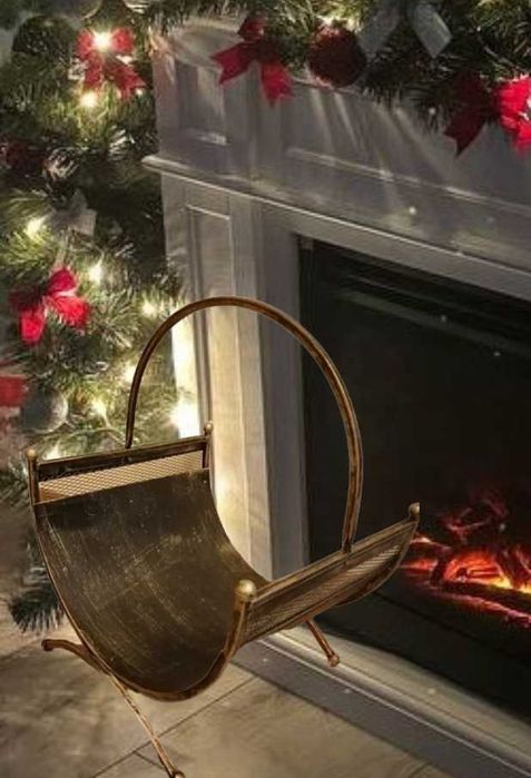 Декоративна металева кована дровниця.