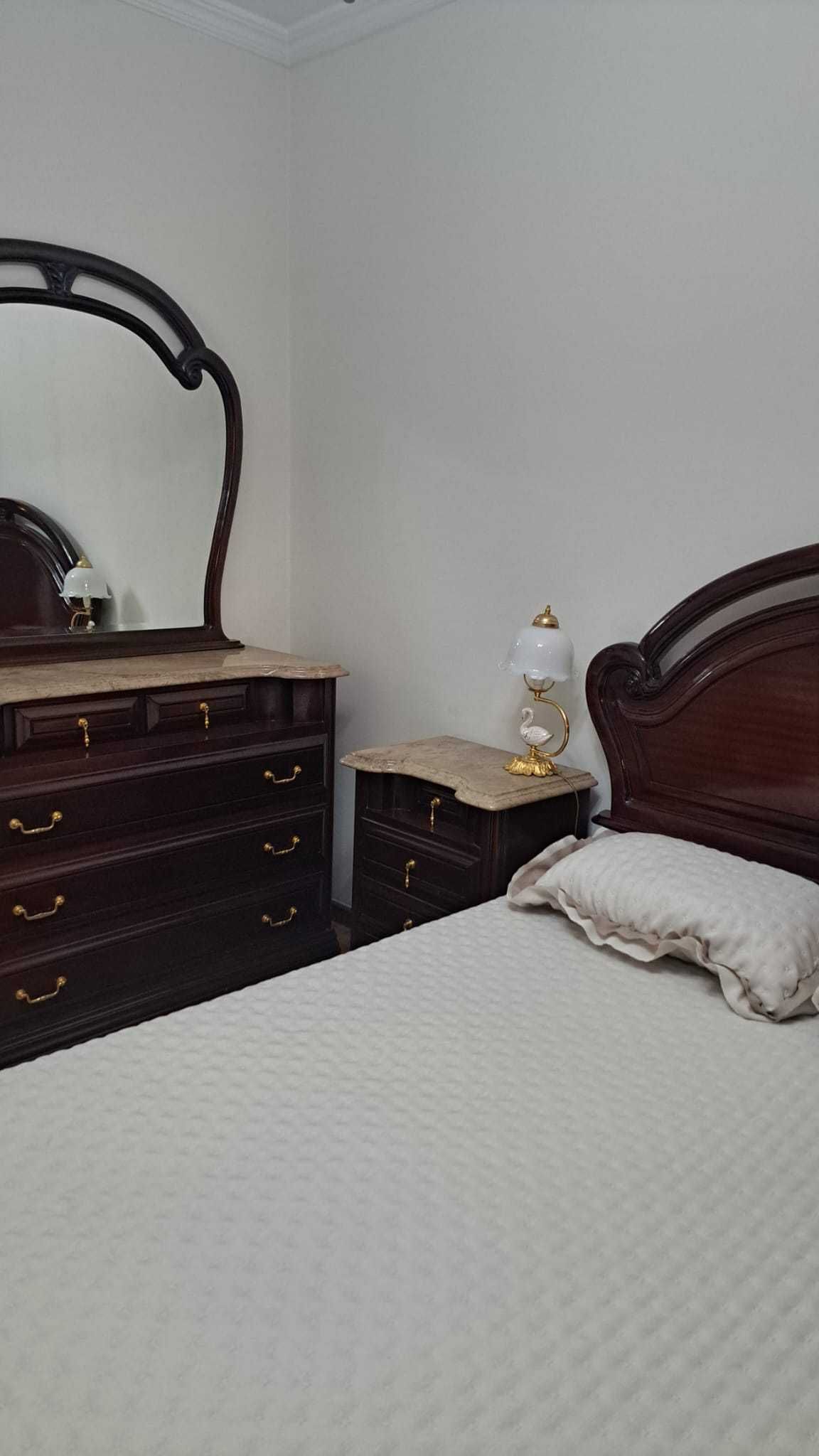Quarto de casal em mogno em bom estado.