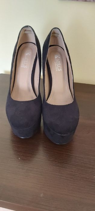 Czarne zamszowe szpileczki