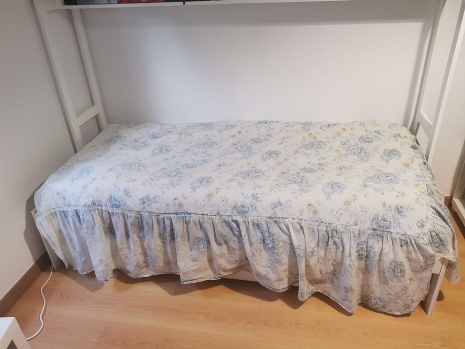 Cama de solteiro dupla com estante
