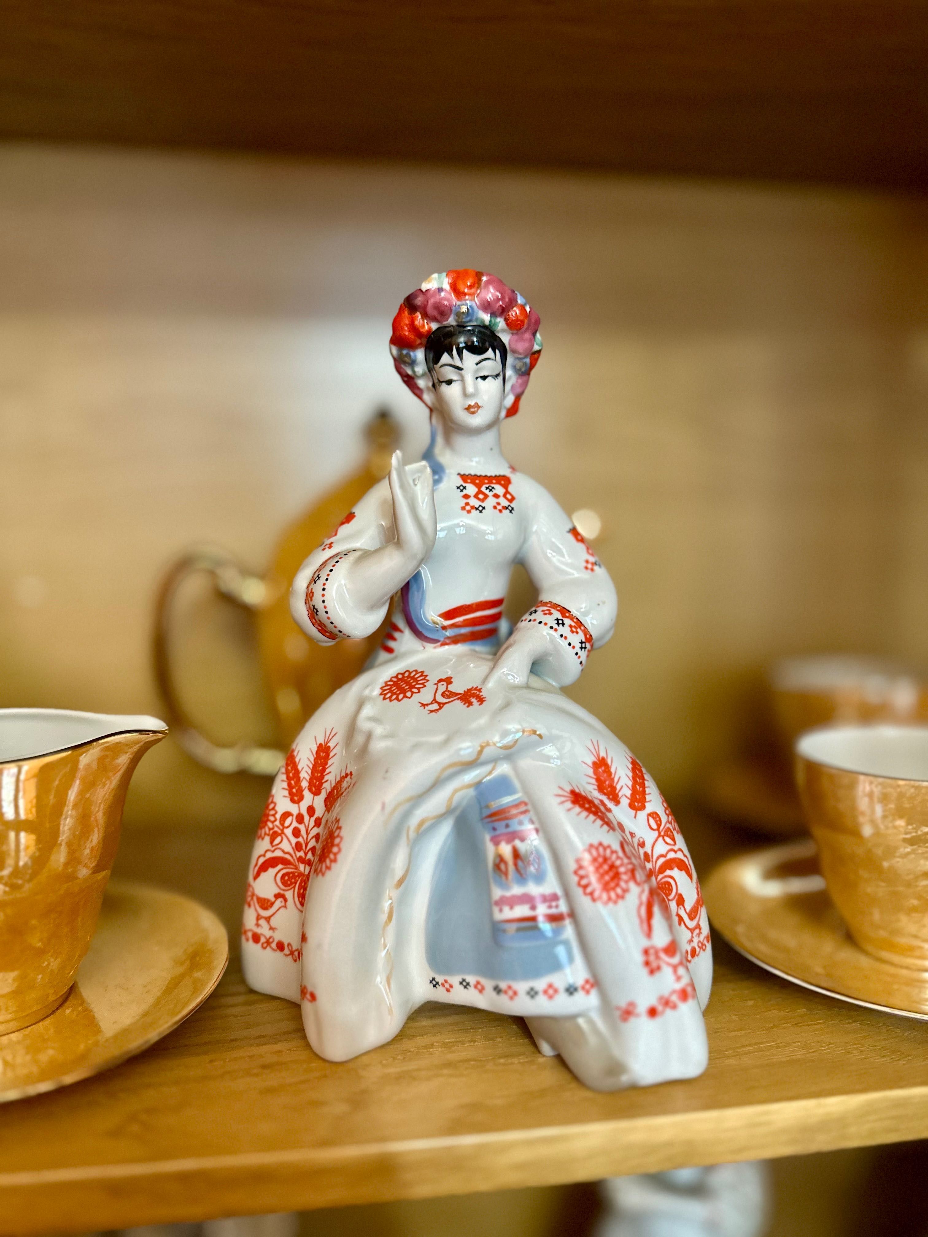 Połonne porcelanowa figurka Kobieta Haftująca PRL