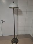 Lampa stojąca z kloszem.