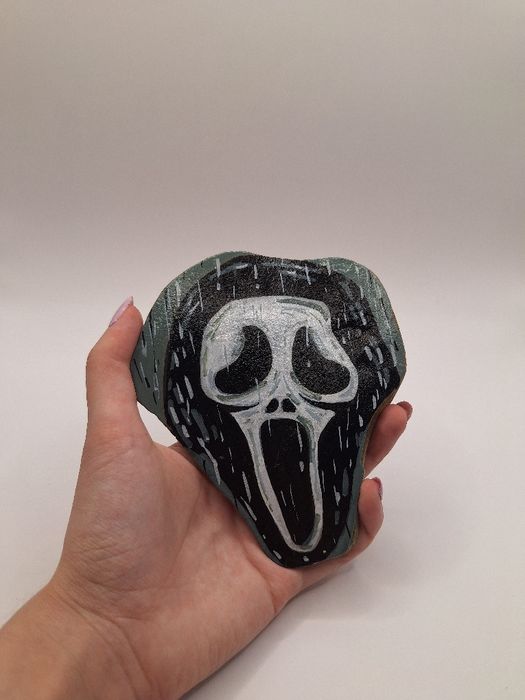 Ręcznie malowany kamień krzyk ghostface obraz obrazek