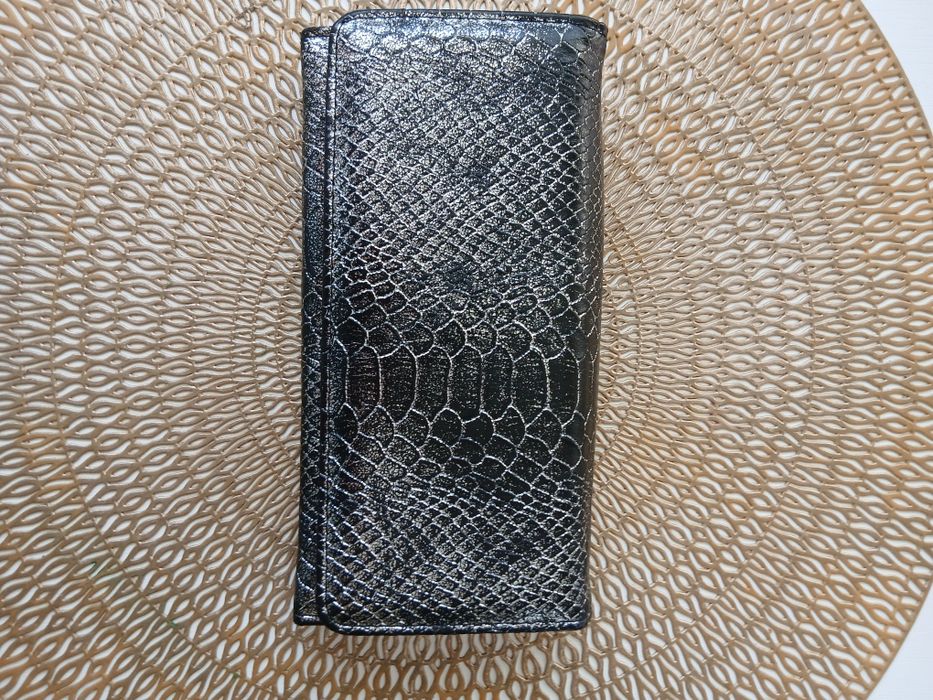 Szary portfel skóra węża