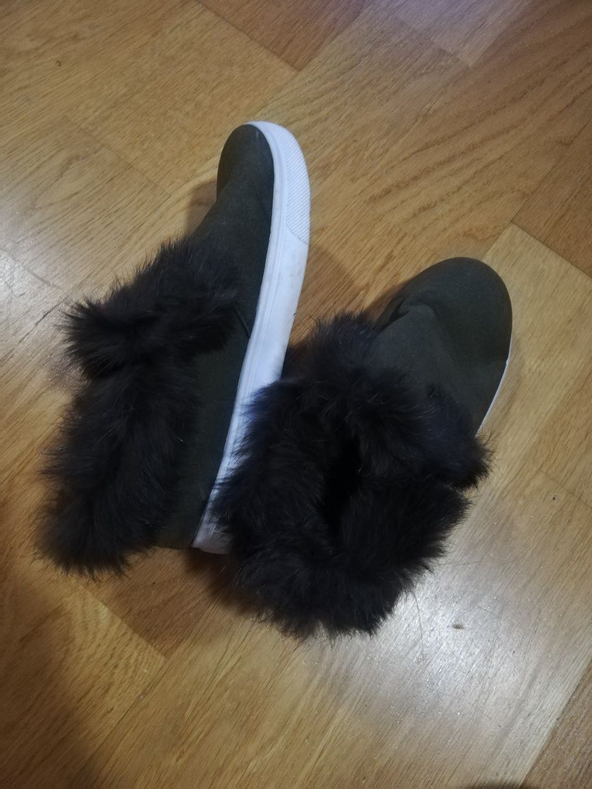 Wkładane damskie buty z kożuszkiem, rozmiar 38.