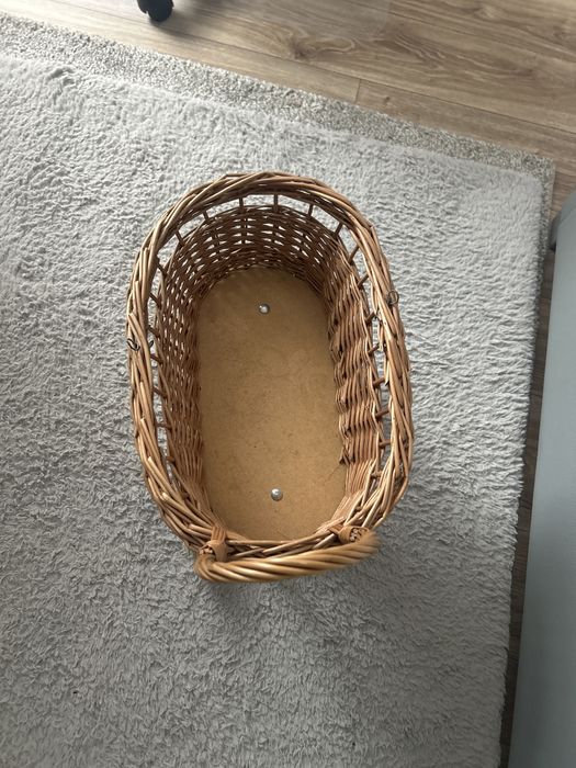 Wózek wiklinowy dla lalek kwietnik