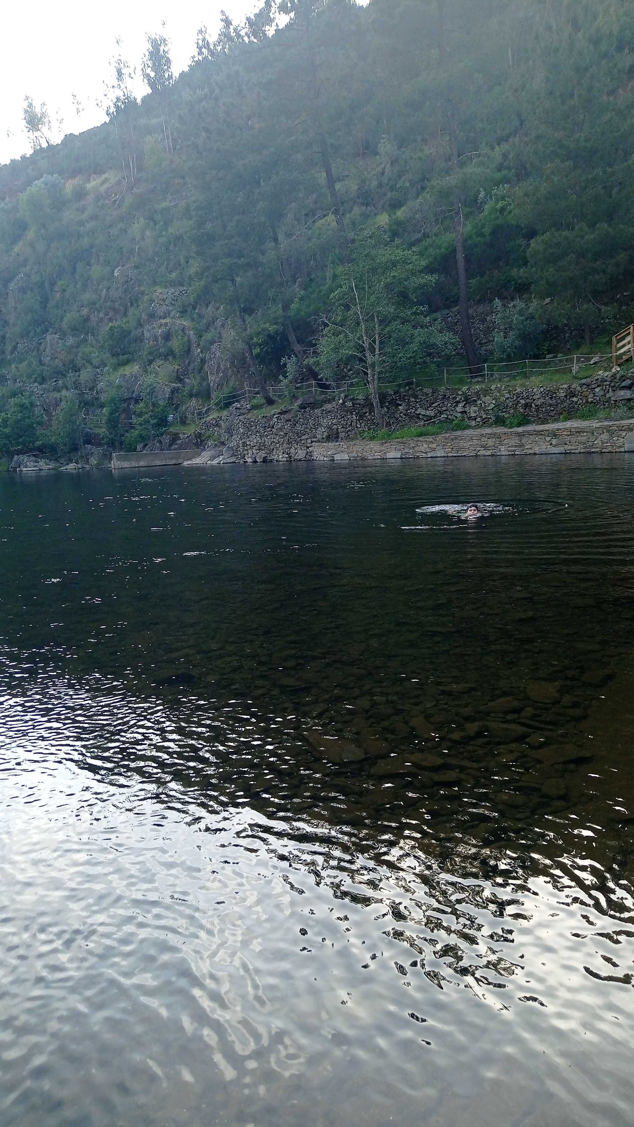 Casa T2 com quintal mobilado perto da praia fluvial