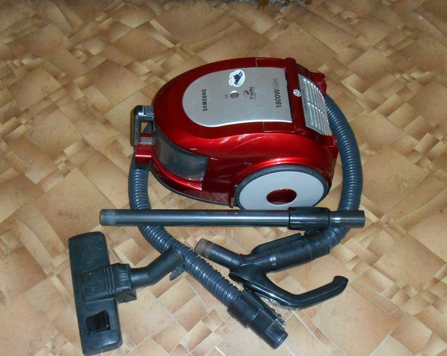 Пылесос Samsung контейнерный, тянет хорошо