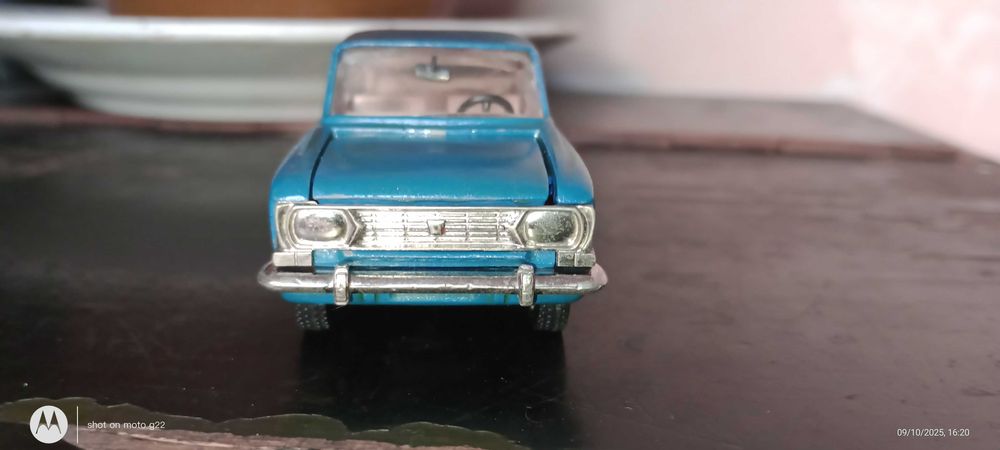 Модель авто 1/43..Москвич 426.