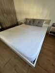 Cama de casal com cabeceiras