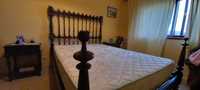 Cama mesas e colchão